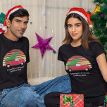 Kerstfamilie Reunion Red Truck Sunset Custom T-shirt<br><div class="desc">Kute custom kerstfamilie reünie t-shirt met een rode boerderij vrachtwagen met een groene veer terug naar hun Zuid-huis. Pas dit  t-shirt dit jaar aan voor geweldige overeenkomende familieafbeeldingen. Voeg bij uw achternaam en jaar een boerenfeest toe aan een boerenfeest in een boerenbedrijf.</div>