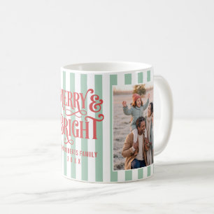 Kerstfamiliefoto met gestreepte 'Merry and Bright' Koffiemok