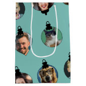 Kerstfeest Funny Family Foto: Ornaments Medium Cadeauzakje (Achterkant)