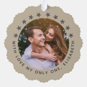  kerstfeest met eerste huwelijk Elegant Taupe Ornament Kaart (Achterkant)