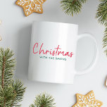 Kerstfeest | Moderne minimalistische familienaam Koffiemok<br><div class="desc">Eenvoudig, stijlvol "Kerstmis met de ()" citeer koffie-mok in moderne, minimalistische typografie in feestrood en groen. Het ontwerp kan gemakkelijk worden aangepast met uw familienaam/-namen, jaar of eigen speciale groet voor superske feestdagen op maat!</div>