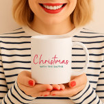 Kerstfeest | Moderne minimalistische familienaam Koffiemok<br><div class="desc">Eenvoudig,  stijlvol "Kerstmis met de ()" citeer koffie-mok in moderne,  minimalistische typografie in feestrood en groen. Het ontwerp kan gemakkelijk worden aangepast met uw familienaam/-namen,  jaar of eigen speciale groet voor superske feestdagen op maat!</div>