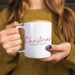 Kerstfeest | Moderne minimalistische familienaam Tweekleurige Koffiemok<br><div class="desc">Eenvoudig,  stijlvol "Kerstmis met de ()" citeer koffie-mok in moderne,  minimalistische typografie in feestrood en groen. Het ontwerp kan gemakkelijk worden aangepast met uw familienaam/-namen,  jaar of eigen speciale groet voor superske feestdagen op maat!</div>