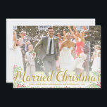 Kerstfeest | Pas getrouwd Holiday-fotokaart Feestdagenkaart<br><div class="desc">Deze elegante vakantiefoto is ideaal voor nieuwigheden! Het ontwerp biedt  rode en groene bladeren,  gouden kalligrafie en ruimte voor uw favoriete trouwfoto.</div>