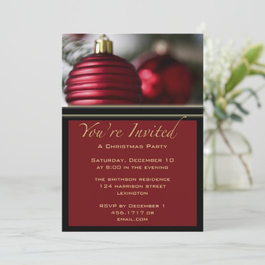 Kerstfeest rode ballen uitnodiging (Staand voorkant)