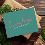 Kerstfeest | Stijlvol Trendy Forest Green Feestdagen Kaart<br><div class="desc">Eenvoudig,  stijlvol "Kerstmis met de<your name="">" citaat gevouwen vakantiekaarten in moderne,  minimalistische typografie in feestrood en wit op een groene achtergrond. Het ontwerp kan gemakkelijk worden aangepast met uw familienaam/-namen,  jaar of eigen speciale groet voor superske feestdagen op maat!</your></div>
