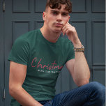 Kerstfeest | Stijlvol Trendy Forest Green T-shirt<br><div class="desc">Eenvoudig,  stijlvol "Kerstmis met de ()" citeert mannen t-shirt in moderne,  minimalistische typografie in feestrood,  wit en groen. Het ontwerp kan gemakkelijk worden aangepast met uw familienaam/-namen,  jaar of eigen speciale groet voor superske feestdagen op maat!</div>