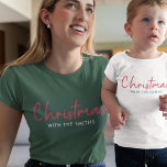 Kerstfeest | Stijlvol Trendy Forest Green T-shirt<br><div class="desc">Eenvoudig,  stijlvol "Kerstmis met de ()" citaat vrouwen t-shirt in moderne,  minimalistische typografie in feestrood,  wit en groen. Het ontwerp kan gemakkelijk worden aangepast met uw familienaam/-namen,  jaar of eigen speciale groet voor superske feestdagen op maat!</div>