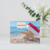 Kerstfeest zeesterren met pet op het strand aankondigingskaart (Staand voorkant)