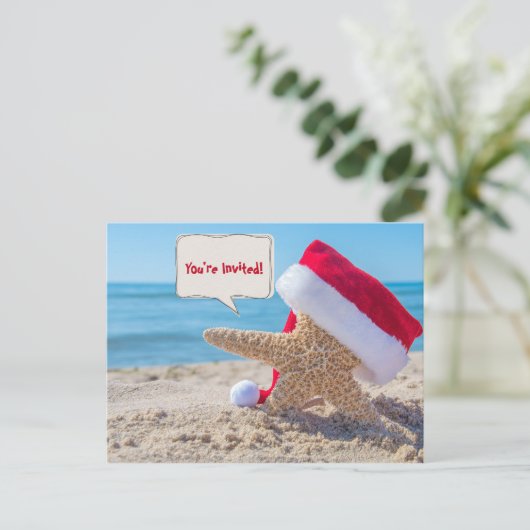 Kerstfeest zeesterren met pet op het strand aankondigingskaart (Staand voorkant)