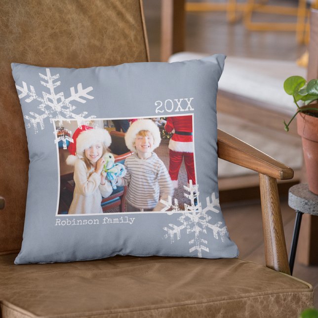 Kerstfeestdag Foto Snowflakes Dusty Blue Kussen (Rustic snowflake family holiday keepsake photo pillow perfect for decorate your home.)