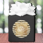 Kerstfeestdag - Gold Ronde Sticker<br><div class="desc">Vrolijk kerstfeest in witte kerkletters op een spetter van faux goudfolie,  deze ronde stickers zijn gepersonaliseerd met Sweet Holiday Wishes en je familienaam in het teken op een patroon van goudrillingen over zwarte en witte strepen. Borden,  luiers en meer design in onze winkel.</div>