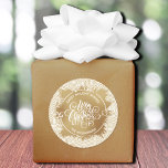 Kerstfeestdag - Gold Ronde Sticker<br><div class="desc">Vrolijk kerstfeest in witte kerkletters op een spetter van faux goudfolie,  deze ronde stickers zijn gepersonaliseerd met Sweet Holiday Wishes en je familienaam in het kerkschrift op een patroon van gouden riemen op wit. Borden,  luiers en meer design in onze winkel.</div>