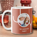 kerstfeestdag met feestdagen - foto Terracotta Koffiemok<br><div class="desc">Deze stijlvolle kerstfeestdag mok is versierd met het woord JOY op een terracotta achtergrond. Gemakkelijk aanpasbaar met uw foto en naam.</div>