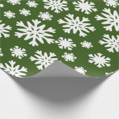 Kerstfeestdag met groene witte snowflakes cadeaupapier (Hoek)