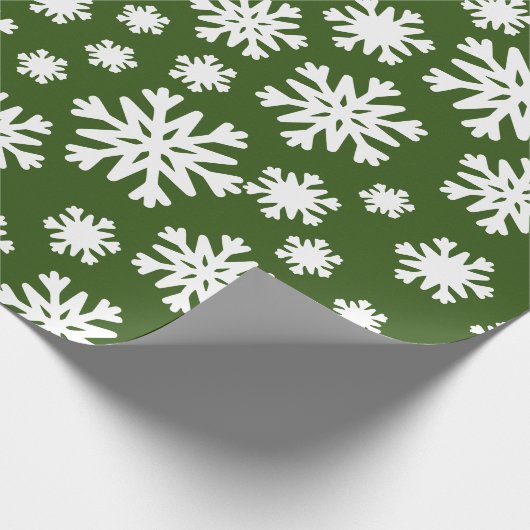 Kerstfeestdag met groene witte snowflakes cadeaupapier (Hoek)