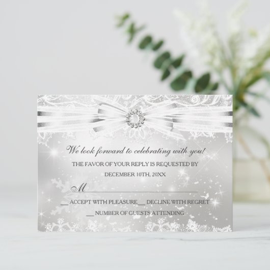 kerstfeestdag met luiers en bow Silver RSVP Kaart (Staand voorkant)