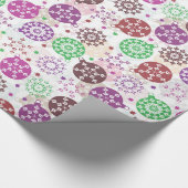 kerstflakes en kerstbalpatroon cadeaupapier (Hoek)