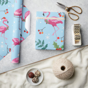 Kerstflamingo's en hulst op een blauwe ondergrond cadeaupapier