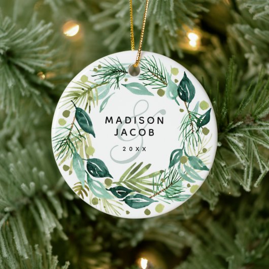 kerstfoto Boho Greenery Wreath Names Couple Keramisch Ornament (Boom)