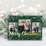 kerstfoto Collage Gold Folie Feestdagenkaart<br><div class="desc">Kerstfoto Collage Gold Foil Holiday Kaart. Dit elegante Merry-kerstbriefkaart is voorzien van een feestelijke lijst bedekking van witte sneeuwvlokken met echte gouden folie op een groene achtergrond met een fotocollage van 3 afbeeldingen. De rug omvat een 4de foto en een extra tekst voor het personaliseren. Vind overeenkomende objecten in het...</div>