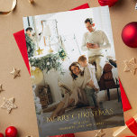 Kerstfoto Elegant Goud Folie Feestdagenkaart<br><div class="desc">Koester de kostbare momenten van uw familie deze kerstvakantie met onze aangepaste kerstkaart. Dit unieke wenskaart toont een favoriete familiefoto. Personaliseer het uw meest gekoesterde momentopname, van openhartig moment tot geposeerd portret. Voeg een persoonlijk bericht toe om uw seizoensgroeten nog specialer te maken. Deze unieke kaart is de perfecte manier...</div>