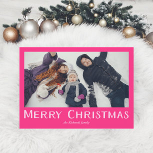 Kerstfoto in traditionele stijl met vette roze let feestdagenkaart