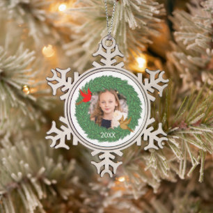 Kerstfoto met kardinalen op Evergreen Wreath Tin Sneeuwvlok Ornament