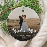 Kerstfoto met Pas getrouwd en vrolijk kerstfeest Keramisch Ornament<br><div class="desc">Vier uw eerste vakantieseizoen als pasgetrouwden met een getrouwd en vrolijk kerstfeest ornament uw vrienden en familie. Beschikt over moderne scripttypografie.</div>