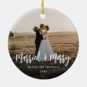 Kerstfoto met Pas getrouwd en vrolijk kerstfeest Keramisch Ornament (Achterkant)