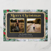 Kerstfoto met rustiek hout en groenblijvende bomen folie feestdagenkaart (Voorkant)