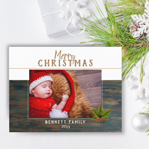 Kerstfoto met rustieke donkere houten grenen feestdagenkaart