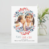 Kerstfoto met vrede liefde vreugde en koraalbesjes feestdagenkaart (Staand voorkant)