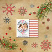 Kerstfoto met vrede liefde vreugde en koraalbesjes feestdagenkaart