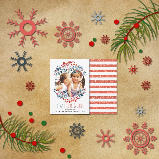 Kerstfoto met vrede liefde vreugde en koraalbesjes feestdagenkaart