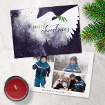 Kerstfoto Paarse duif Feestdagenkaart<br><div class="desc">Deze 7" x 5" platte kerst wenskaarten zijn voorzien van een abstracte duif in tinten van paarse. "Vrolijk kerstfeest" in verbrand sinaasappel en diep paarse samen met een groene olijftak. Pas met uw familienaam en jaar aan. De achterkant heeft drie foto's,  een portret,  twee landschap.</div>