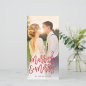 Kerstfoto rood met Pas getrouwd en vrolijk Feestdagenkaart (Staand voorkant)