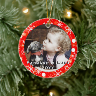 Kerstfoto van baby met huisdier rode sneeuwvlokken keramisch ornament