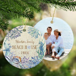 kerstfoto van Beach House Coastal Keramisch Ornament<br><div class="desc">Deze kerstversiering aan de kust van Beach House heeft de familienaam en het jaar aan de voorkant, met een familiefoto aan de achterkant. Het kustontwerp is voorzien van een waterverf koraalrif onder water, met een schattig zeepaardje, krab, zeewier en koraal, zeester en zeemijl. Als je meer overeenkomende producten nodig hebt,...</div>