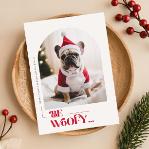 Kerstfoto van een schattige puppy met kerstmuts feestdagenkaart