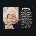 Kerstfoto van Elegant modern Chalkboard Magneet<br><div class="desc">Elegante, moderne kerstfotokaart met uw favoriete familiefoto. Geïllustreerd met witte bloemetjes, wervelingen en banners op een zwarte krijtbordachtergrond. Fancy en stijlvol, staat er "we wensen je een vrolijk kerstfeest en het allerbeste in 2015" met een moderne typografie. Stuur de hartelijke wensen naar familie en vrienden met deze mooie kaart. Enkele...</div>