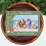 Kerstfoto van het strand feestdagenkaart<br><div class="desc">Deel uw favoriete vakantiefoto van een tropisch strand tijdens de feestdagen. Elegant waterverf tropisch bloemendesign omlijst uw familiefoto. Modern groen en rood om uw reis naar Hawaï,  Californië,  Florida of een andere bestemming te benadrukken. Vier feest met een Kerstmis aan de kust! Prettige feestdagen!</div>