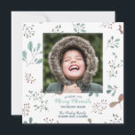 Kerstfoto van Merry Winter Woodland Feestdagenkaart<br><div class="desc">Voeg je vierkantsfoto toe aan dit griekse ontwerp van de winterbossen vol met bessenborden en bladeren voor een eenvoudig en bijtalig kerstvakantie-briefkaart. De tekst aan de voorzijde leest: "Merry" met het jaar in leuke, feestelijke lettertypen. Aan de achterkant, geschreven in kleurrijke tekst, "Warmst wenst een fantastisch vakantieseizoen." De folieonderdelen in...</div>