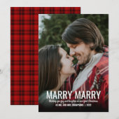 Kerstfoto van pasgehuwden in rood geruit feestdagenkaart (Voorkant / Achterkant)