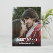 Kerstfoto van pasgehuwden in rood geruit feestdagenkaart (Staand voorkant)