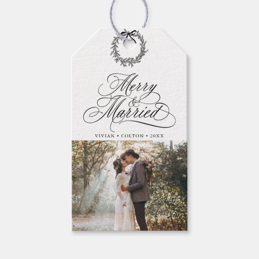 Kerstfoto van pasgehuwden Merry & Married Cadeaulabel (Voorkant)