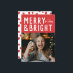 Kerstfoto van Red Merry & Bright Bold Typography Feestdagenkaart<br><div class="desc">Verstuur dit jaar een trend met deze nieuwe vakantiefoto met moderne typografie op de foto hieronder. De rug kenmerkt een patroon en een vlek voor een extra foto en een sentiment. Deze kaart is volledig aanpasbaar,  inclusief lettertypen en kleuren.</div>