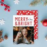 Kerstfoto van Red Merry & Bright Bold Typography Feestdagenkaart<br><div class="desc">Verstuur dit jaar een trend met deze nieuwe vakantiefoto met moderne typografie op de foto hieronder. De rug kenmerkt een patroon en een vlek voor een extra foto en een sentiment. Deze kaart is volledig aanpasbaar,  inclusief lettertypen en kleuren.</div>