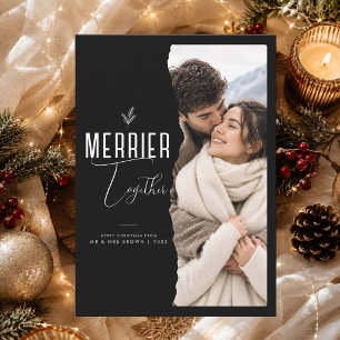 Kerstfoto van romantisch stel - Merrier Together Feestdagenkaart