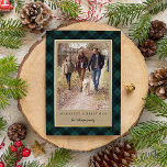 kerstfoto van Rustic Kraft Winter Pset Folie Feestdagenkaart<br><div class="desc">Verstuur vakantiegroeten naar vrienden en familie met onze superelegante fotokaarten met een bibliooppatroon en een kraft achtergrond die uw verticale favoriete foto ontwerpen. Geef een persoonlijk tintje met twee regels aangepaste tekst, die wordt weergegeven met "Kerst van het Merriest" en je familienaam. Goudfoliedriem voegt een luxe aanraking toe aan dit...</div>